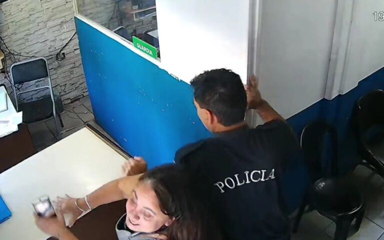 Desafectaron a un policía bonaerense por insultar y empujar a una mujer en una comisaría
