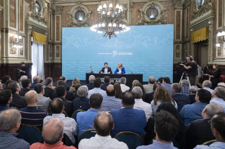 Kicillof desesperado: promete fondos a intendentes para contener la crisis y sostener el frente político