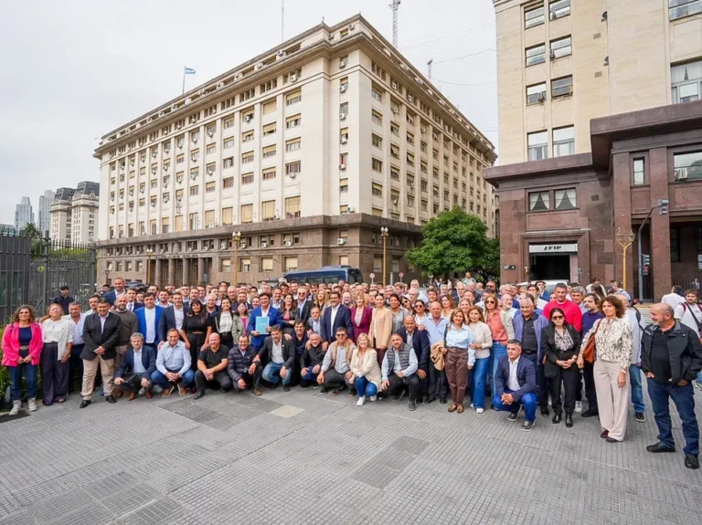 Intendentes vuelven a la calle y presionan a Nación por fondos alimentarios