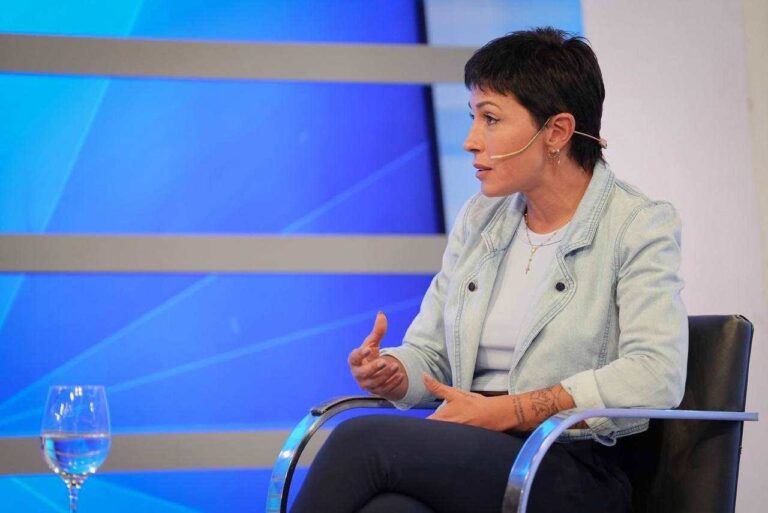 Mayra Mendoza advirtió que “se está sobreviviendo” y apuntó al impacto social del ajuste