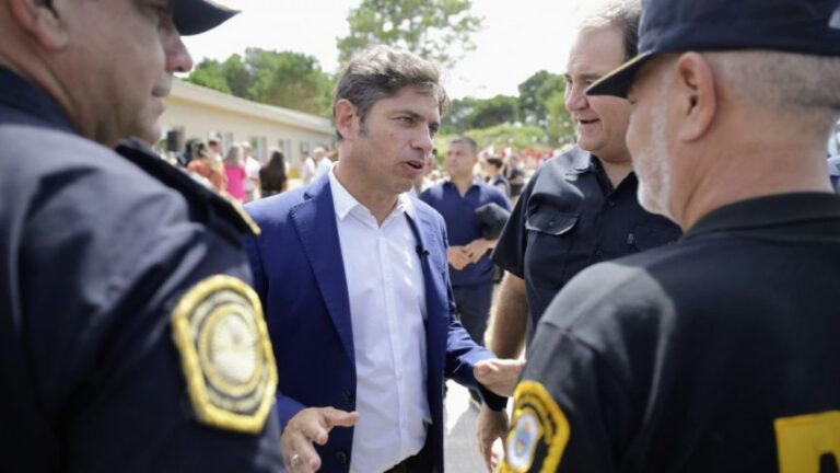 Kicillof: abucheos de la Policía por sueldos atrasados y creciente malestar en la Bonaerense