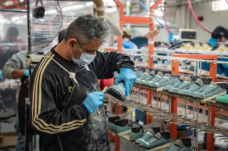 Histórico giro de John Foos: deja de fabricar en PBA y se vuelca a la importación