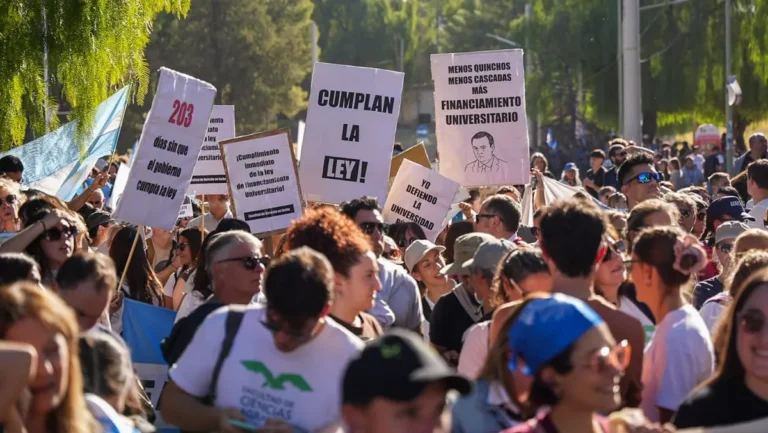 Las universidades bonaerenses tuvieron una fuerte presencia en la marcha y profundizaron el rechazo al ajuste de Milei