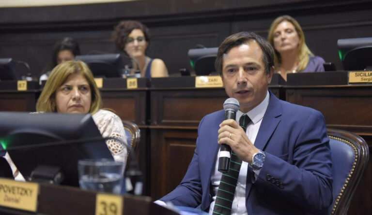 Alak incorpora a un exdiputado del PRO a su gabinete