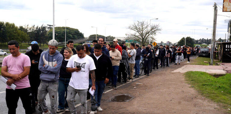 Miles buscan trabajo en el Conurbano mientras crece el impacto del ajuste de Milei sobre el empleo industrial