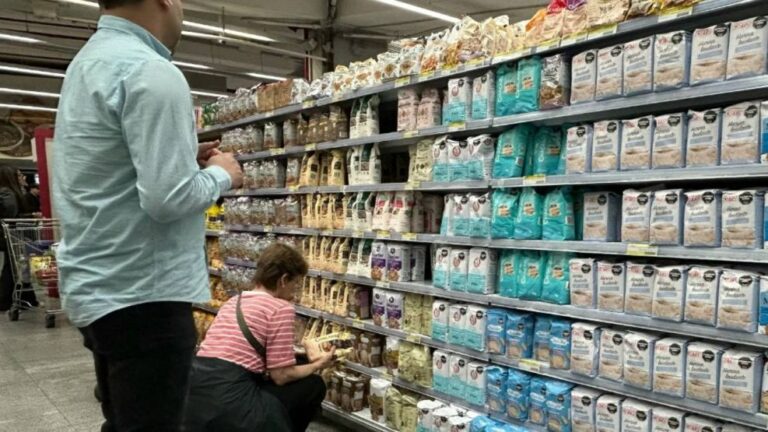 La inflación sigue alta y la economía acumula señales de desgaste, según una consultora nacional