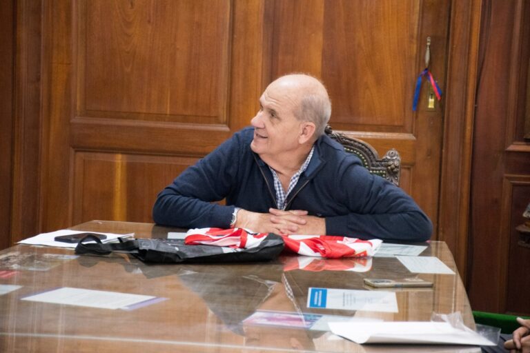 Zurro mostró el frío en Pehuajó y salió a cruzar a Milei por el recorte de Zona Fría
