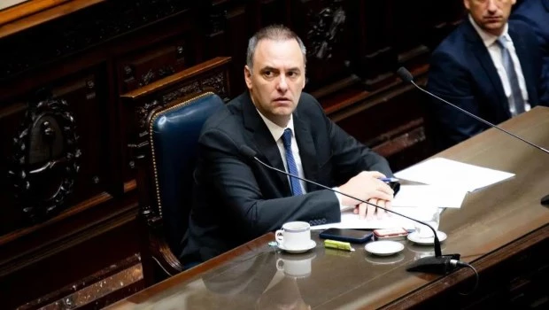 Tras la salida de Adorni, exigen la renuncia de los funcionarios que incorporó a su estructura