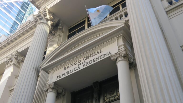 El Banco Central volvió a comprar dólares y reforzó la estrategia de Caputo para sostener el frente cambiario