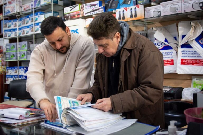 Emmanuel Santalla recorrió comercios de Avellaneda y dialogó con sus dueños sobre la crisis del sector
