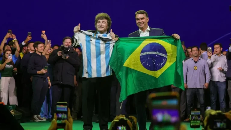 El PT pidió investigar quién financió el viaje de Milei a Brasil para respaldar la campaña de Flávio Bolsonaro