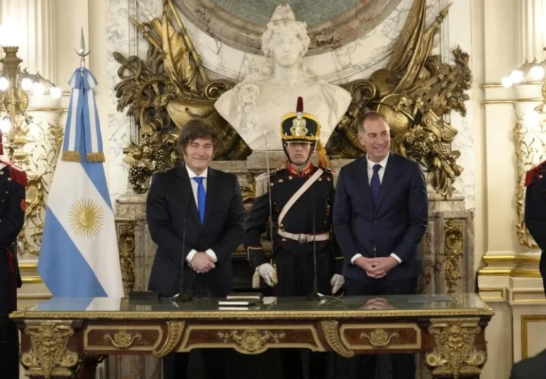 Santilli asumió con el respaldo de Milei mientras la interna con Karina y Santiago Caputo volvió a quedar expuesta