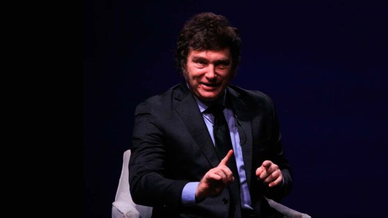 Milei firmó un nuevo DNU que endurece las restricciones migratorias por la «campaña antiargentina»