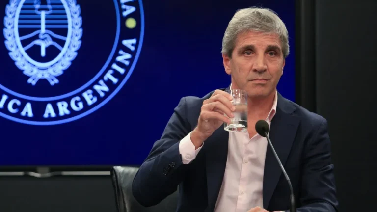 La recaudación volvió a caer y complica el equilibrio fiscal que sostiene el Gobierno