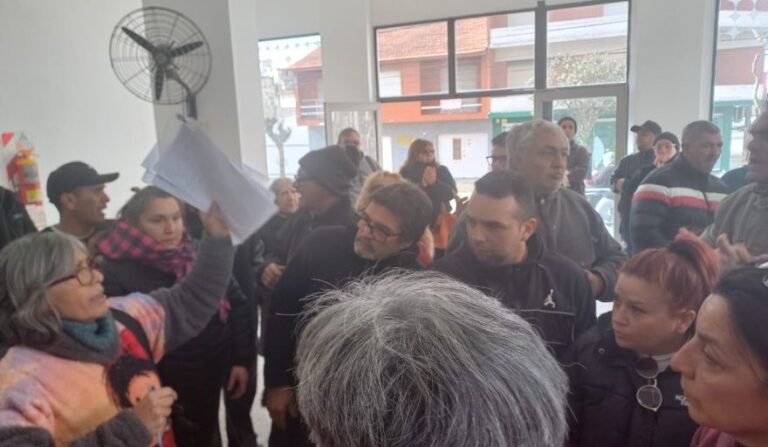 Facturas de luz de hasta $1,5 millones provocaron largas filas de reclamos en la Costa bonaerense