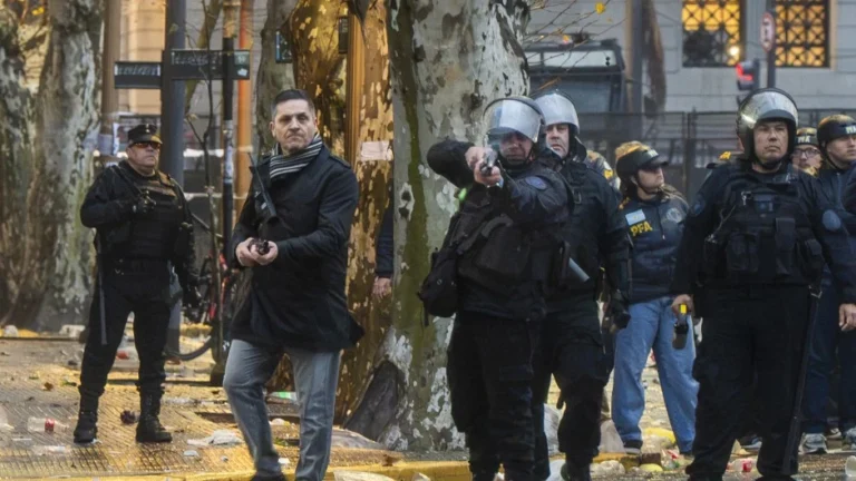 Un comisario de la Federal habría disparado de civil durante una protesta y buscan citar a Monteoliva al Congreso