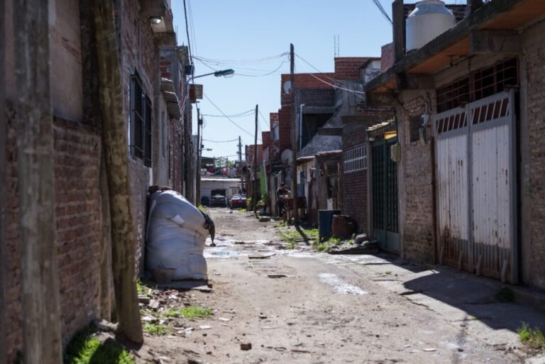 Seis de cada diez personas en barrios populares se endeudaron para comprar comida y el 43,7% se salteó comidas
