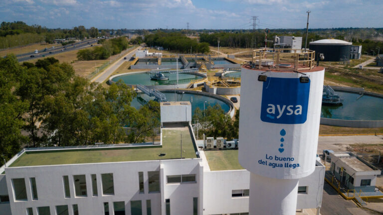 La Justicia frenó cambios en AySA en plena avanzada de Milei para privatizar la empresa