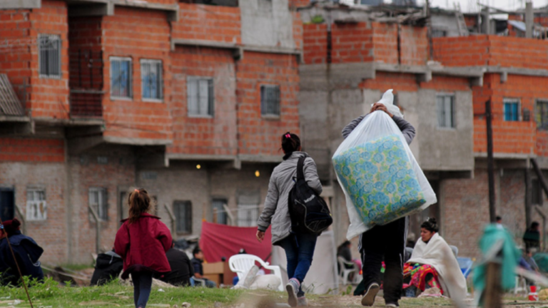 La pobreza volvió a crecer y 1,7 millones de personas habrían caído bajo la línea en seis meses