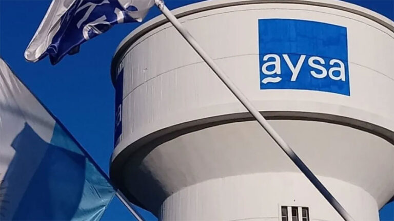 Dos grupos empresarios se disputan AySA en la recta final de la privatización