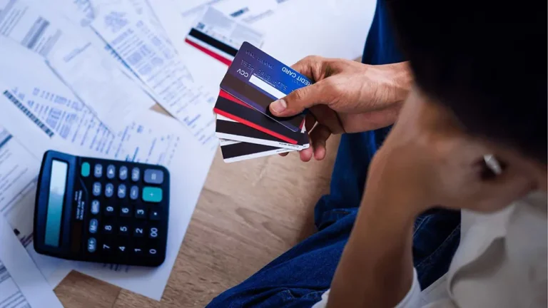 Seis de cada diez hogares están endeudados y muchos recurren al crédito para comprar alimentos
