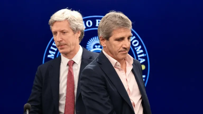 Crece la demanda de dólares y los mercados empiezan a anticipar el riesgo electoral
